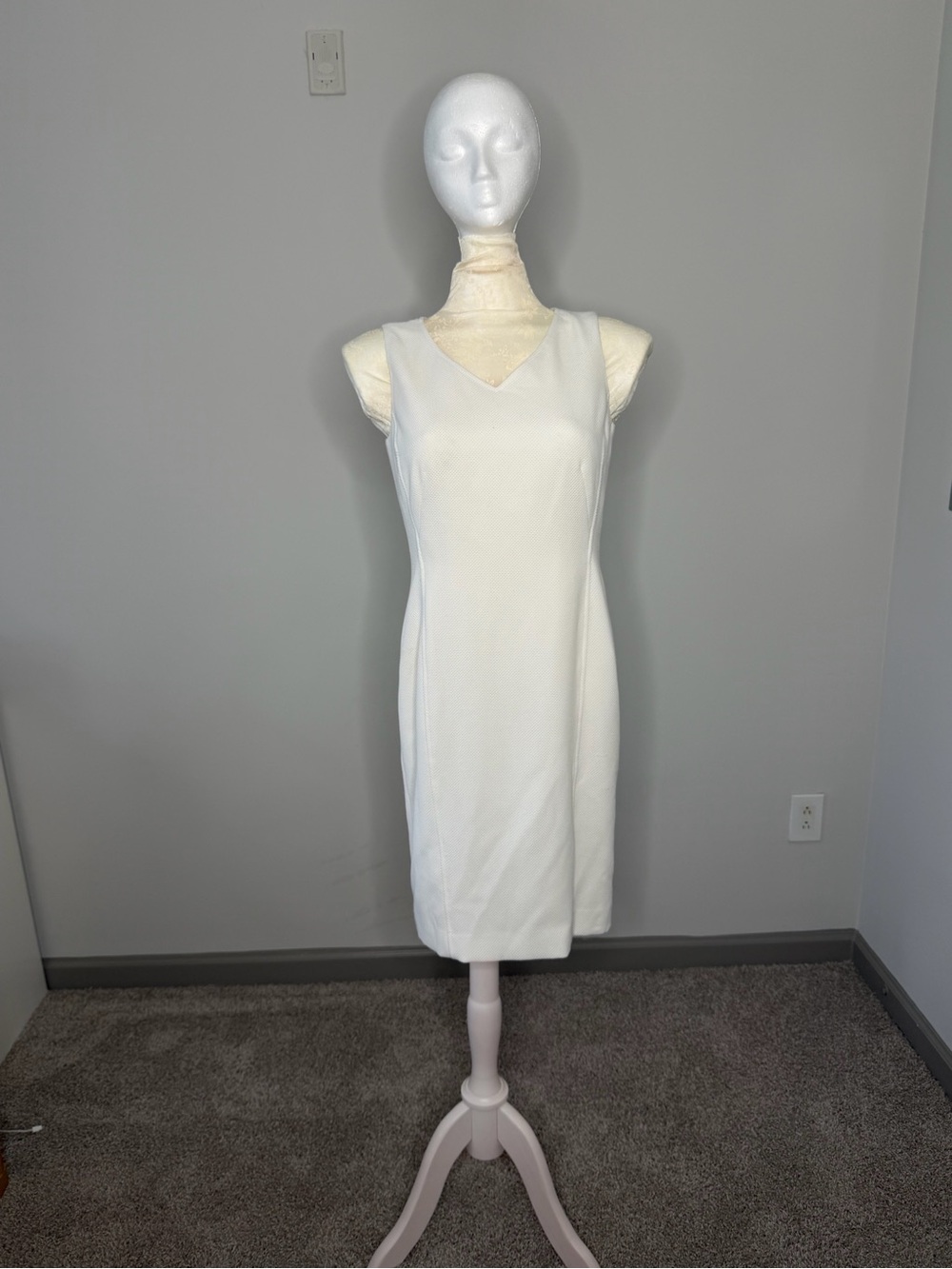Kasper Sleeveless White V-Neck Sheath Dress